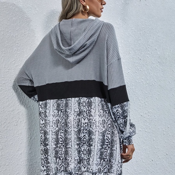 Snake skin print waffle long sleeve hooded dress - Picture 4 of 5